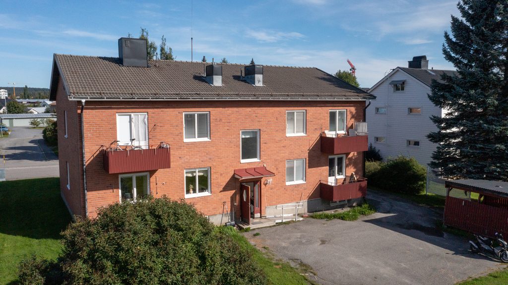 Ett lägenhetshus i tegel på Klostergatan 4 i Skellefteå, under sommaren