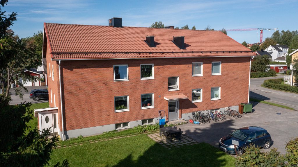 Ett Lägenhetshus i tegel på Klostergatan 26 i Skellefteå, under sommaren